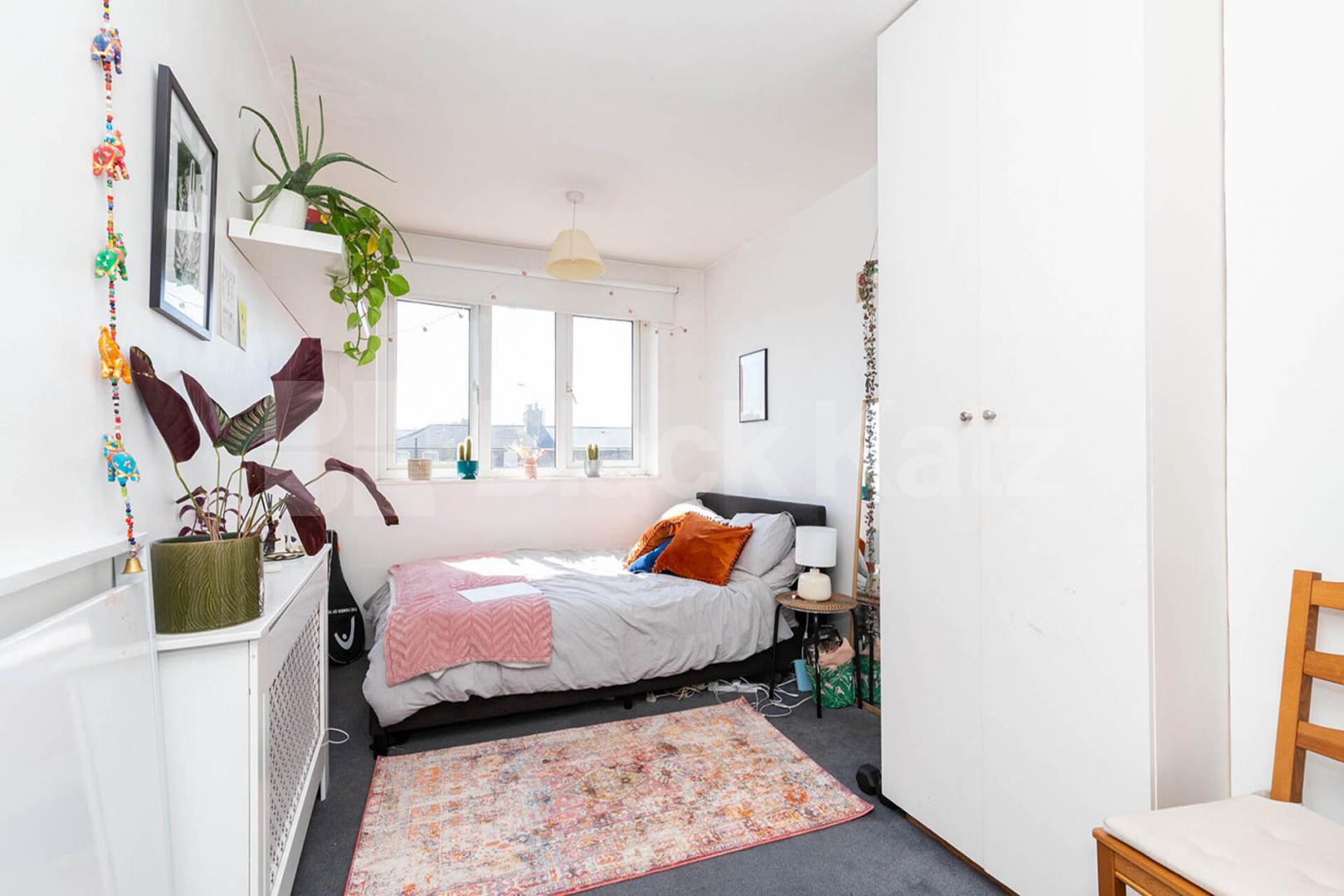 Arranged over 2 floors in the De Beauvoir area is this 2 bed plus study Mitchison Road, De Beauvoir Town
